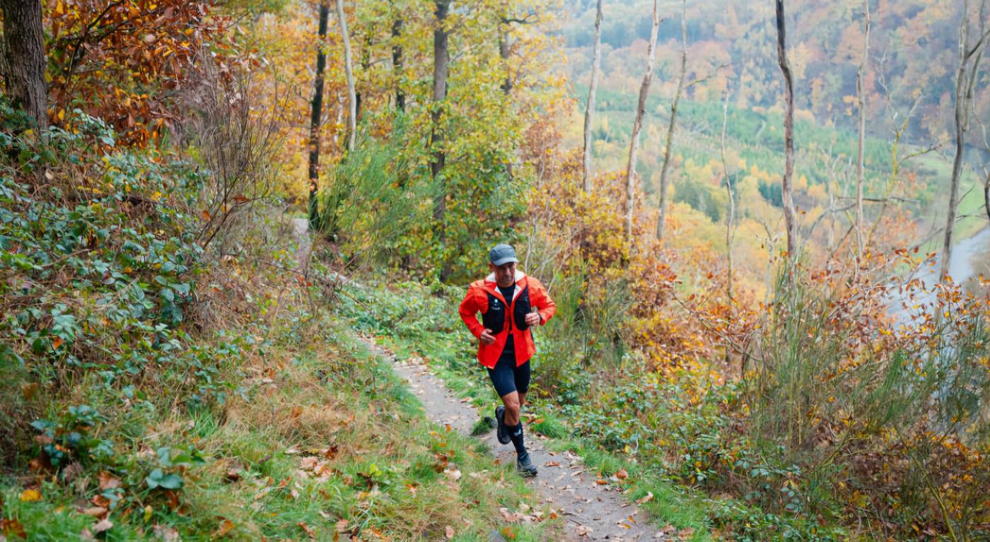 Trailrunner op een bergpad met vergezicht